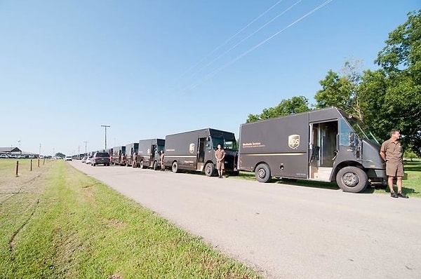 8. "В моем маленьком городке умерла юная дочь одного из работников почты. Его коллеги пришли поддержать безутешного отца"