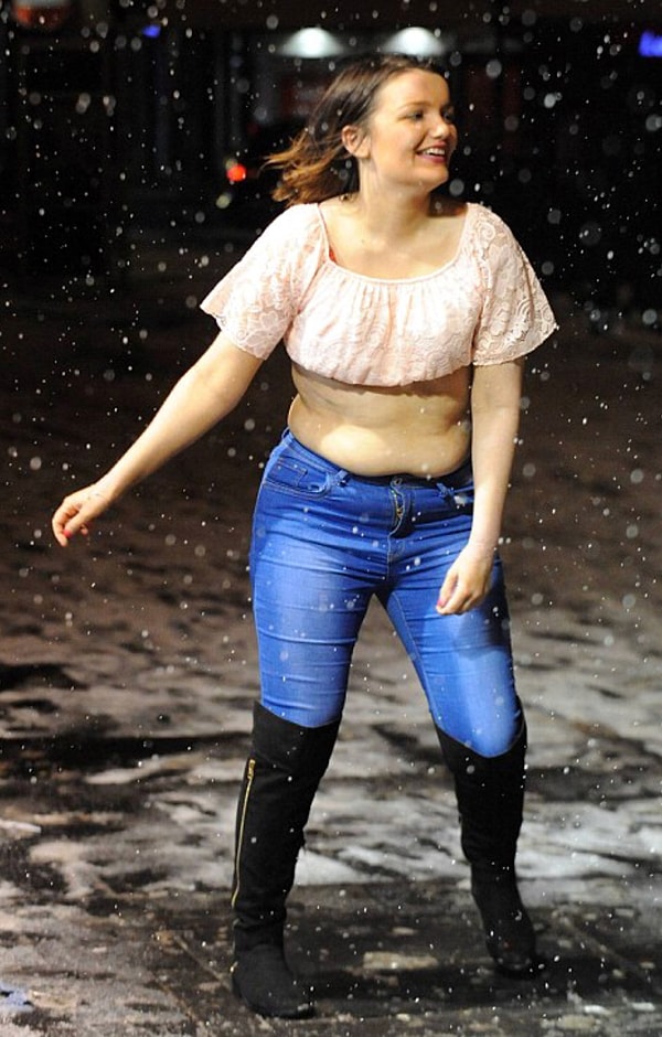 7. Эта девушка, пожалуй, заняла бы призовое место на конкурсе самых неподходящих луков для зимы. Но она хотя бы надела сапоги, это уже обнадеживает .