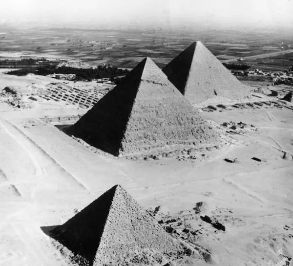 2. Клеопатра жила ближе по времени к высадке человека на Луну, чем к строительству египетских пирамид