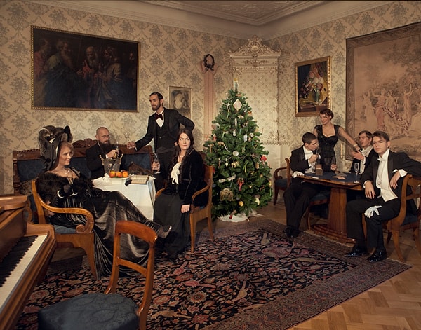 4. Чего не должен был делать мужчина в закрытом помещении, где были женщины?