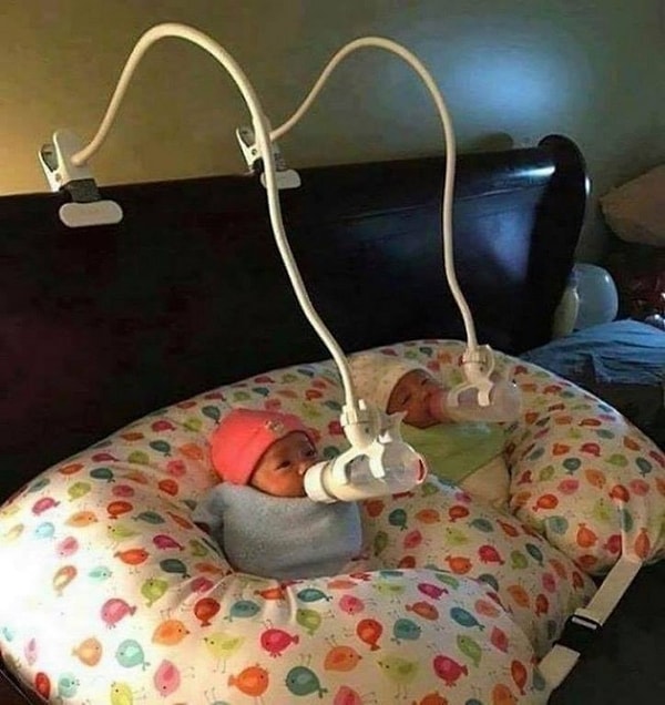 2. Именно так эта семья решила проблему кормления детей с бутылочки.