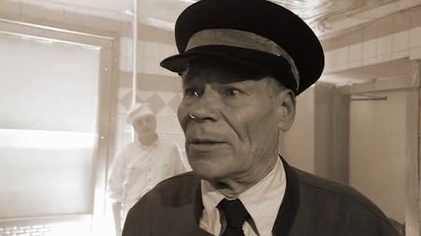 12. Юрий Оськин, воплотивший на экране образ швейцара, ушел из жизни в 2009 году.