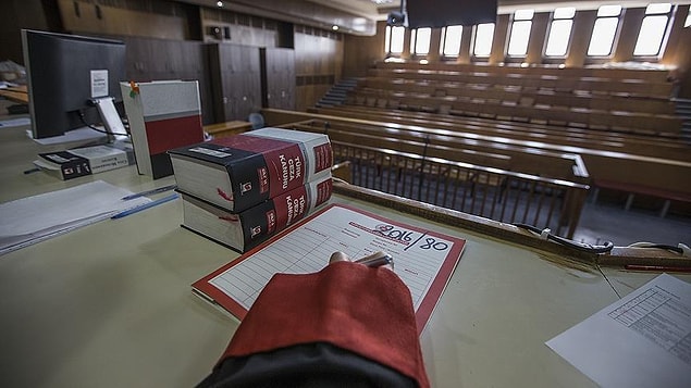 Hâkim kararda Güngör'ün bağlı bulunduğu kolluk birimine her gün saat 12.33'de giderek, İstiklal Marşı'nın 6. kıtasının yazılı bulunduğu tablo önünde olacak şekilde imza atması şartı getirdi.