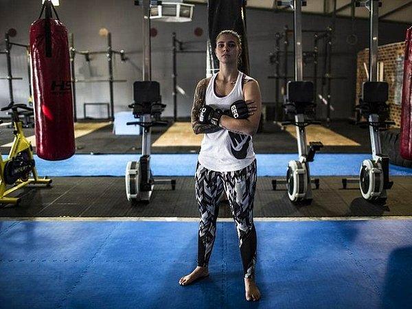 3. Güney Afrika'nın Johannesburg kentinde yaşayan 25 yaşındaki Shana Power bir karma dövüş sanatları öğretmeni ve Power House Intensive Training spor salonunun sahibi.