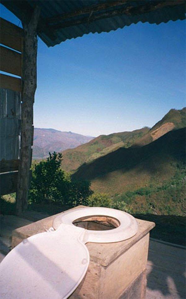 12. Ekvator'un Longevity Vadisi'ndeki, Ant Dağları manzaralı bir tuvalet.