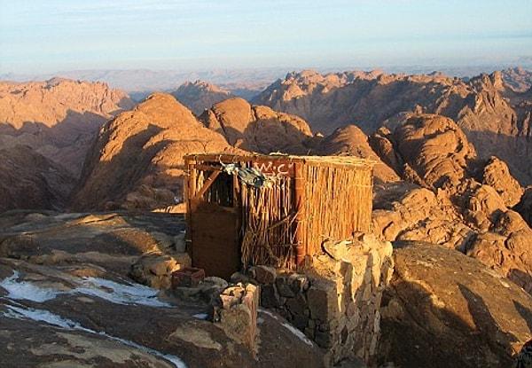 20. Mısır'da Sina Dağı'nda bir tuvalet.
