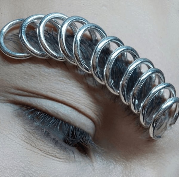 6. Казалось бы, пирсингом бровей уже не удивишь, но Бауранов умудрился уместить аж целых 11 металлических колечек на одной брови.