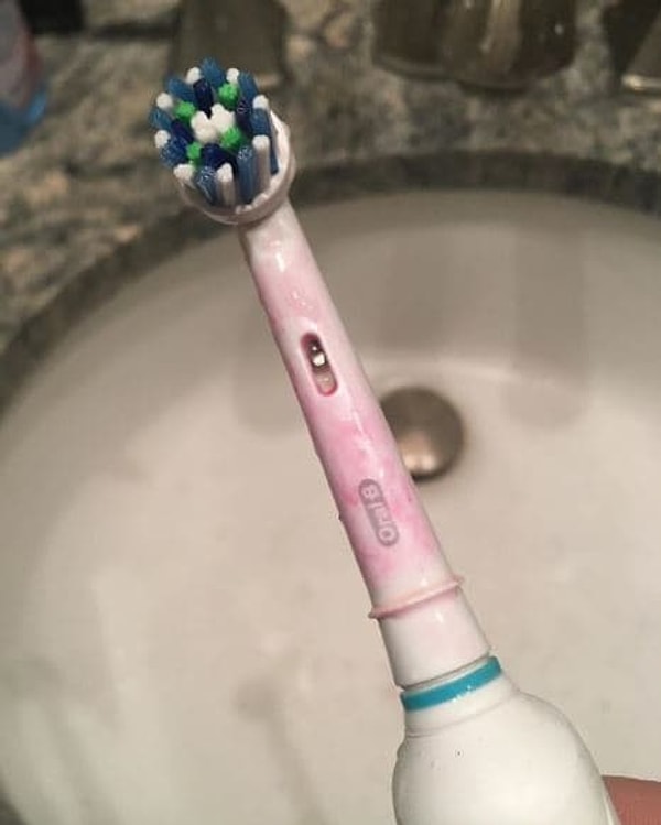 12. Маленькое напоминание: не красьте губы, пока не почистите зубы 😅