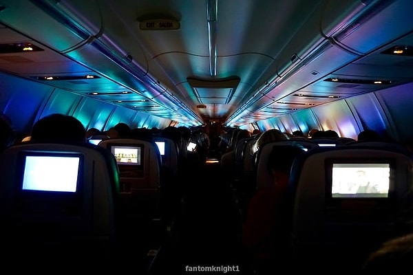 14. Экраны смартфонов и планшетов создали на потолке самолета разноцветный световой коридор