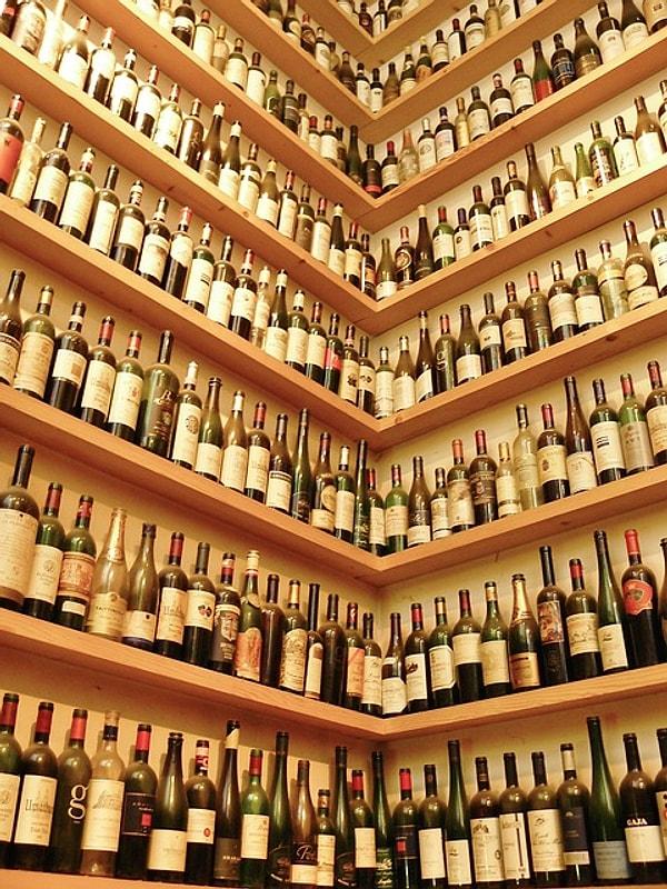 Aynı zamanda şarap koleksiyonu da yapıyor. Dünya ülkelerinden topladığı çeşit çeşit şaraplar var.