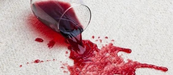 8. Пятна от красного вина можно удалить с помощью белого вина
