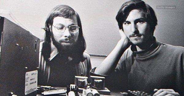 İkilinin üretim kararı aldığı ilk iki ürün olan Apple I ve Apple II, Woz tarafından sırtlandı.