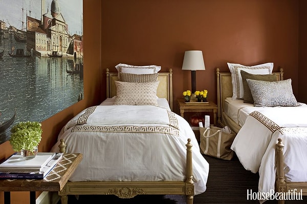 21. Спальня из какого-то романтического диафильма цвета терракотовой глазури.