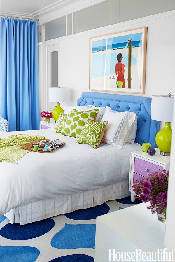 24. Уютная и просторная спальня в лаймово-зеленом и пастельно-синем исполнении.