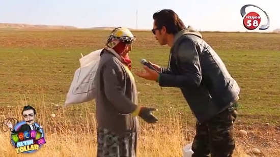 Turist Taklidi Yapan Muhabire Çuval Taşıtan Teyze