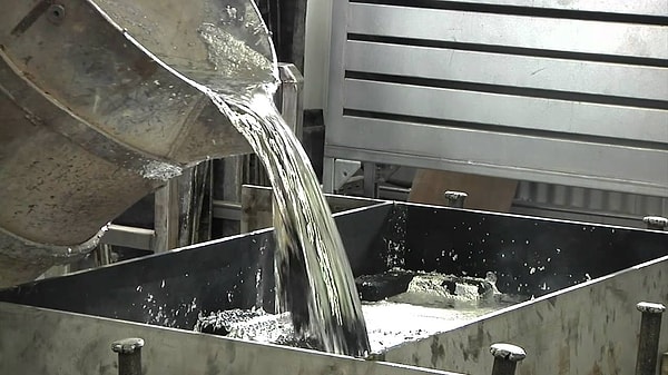 3. Вы можете ненадолго опустить мокрую руку в расплавленный свинец, не повредив свою кожу