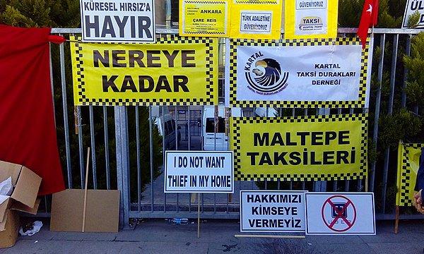 Ellerinde pankart ve bayraklarla adliye önünde bir araya gelen taksiciler UBER'in Türkiye'den çıkmasını istedi.