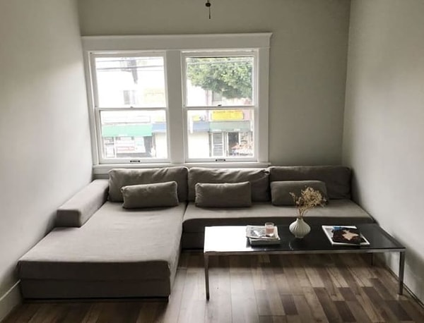 2. А этот диван! Как он идеально вписывается в комнату! 😍