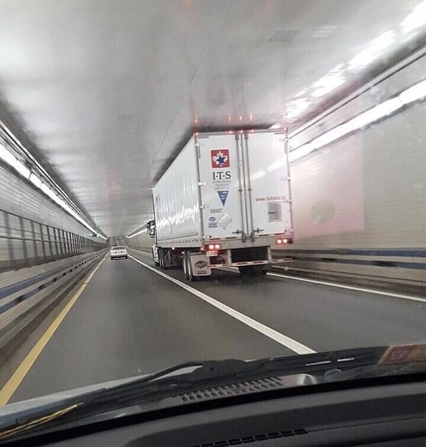 15. А вот это уже почти опасно. У водителя, наверное, стальные... руки