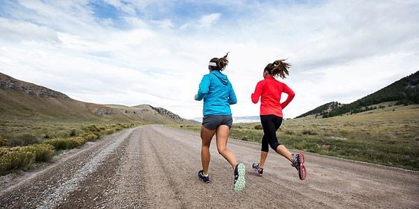 8. Koşarken hızınızı artırmak istiyorsanız kollarınızı daha hızlı hareket ettirin. Bacaklarınız hıza ayak uydurur.