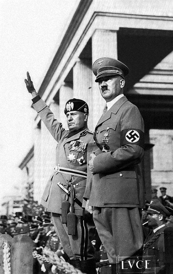 7. Benito Mussolini ve Adolf Hitler bir arada.