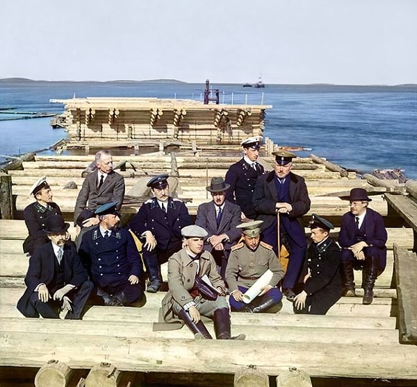 11. Строительные рабочие на железной дороге