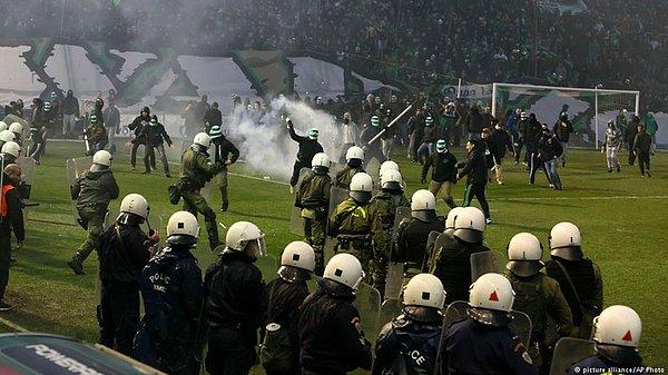 Olympiakos ve AEK arasında oynanan kupanın finali ise emniyet güçlerinin talebi üzerine iki kez ertelendi.