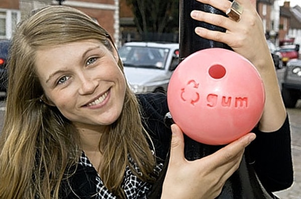 Англичанка Анна Буллус на протяжении 10 лет ломала голову над этим вопросом и наконец пришла к выводу, что жевательные резинки вполне себе подлежат переработке.