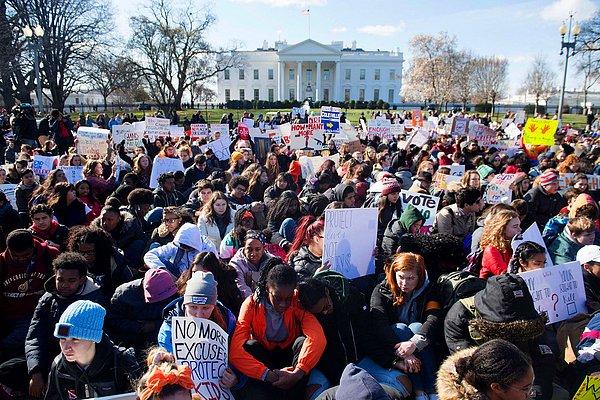 Beyaz Saray'ın önündeki eylemde öğrenciler sırtlarını dönerek Trump'ı protesto etti.
