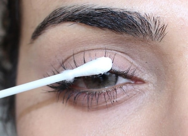 14. Получить объёмные ресницы поможет детская присыпка. Нанесите первый слой туши, затем с помощью ватной палочки немного присыпки и завершите снова тушью.