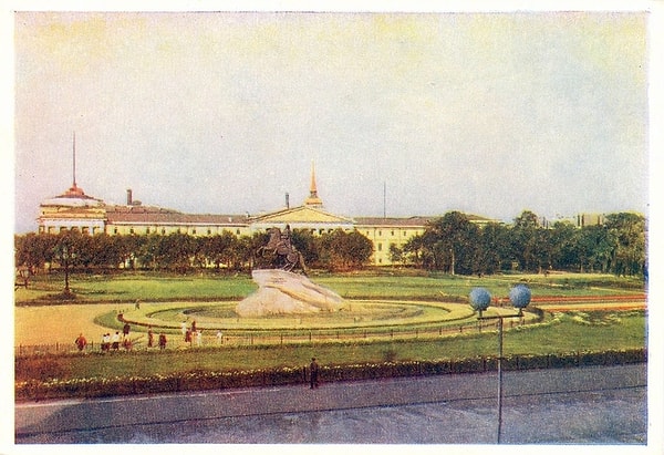 13. Сенатская площадь: