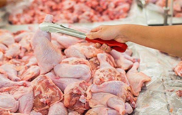 "Marketlerde tüketim tarihi bitmek üzere olan tavuklar dönercilere satılıyor"