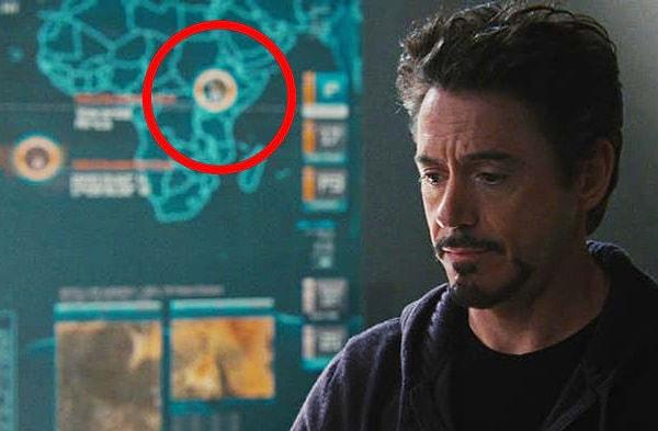 1. 'Iron Man 2'de, Tony Stark Wakanda'nın işaretlenmiş olduğu bir haritanın önünde konuşuyor.