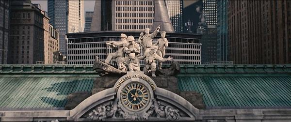 ...ve ilk filmdeki New York Muharebesi'nde savaşa koşanları şereflendirmek için onların heykeli yapıldı.