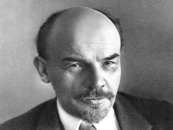 6. Владимир Ильич Ленин говорил: "Из всех искусств для нас важнейшим является _____". О какой именно форме искусства он так высказывался?