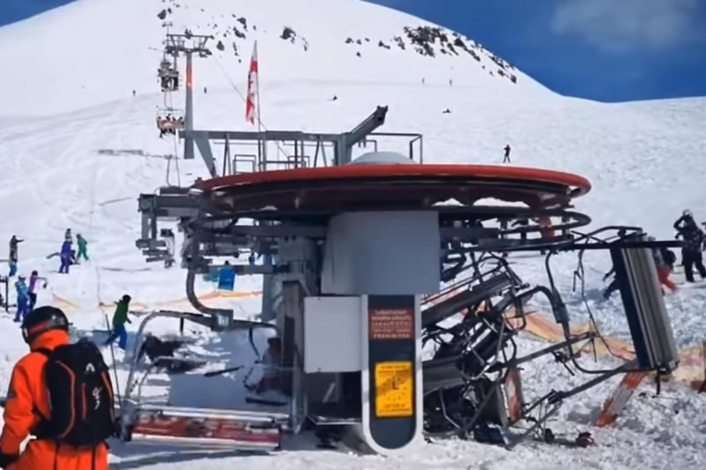 Gürcistan'da Kontrolden Çıkan Teleferik Yolcuları Fırlattı
