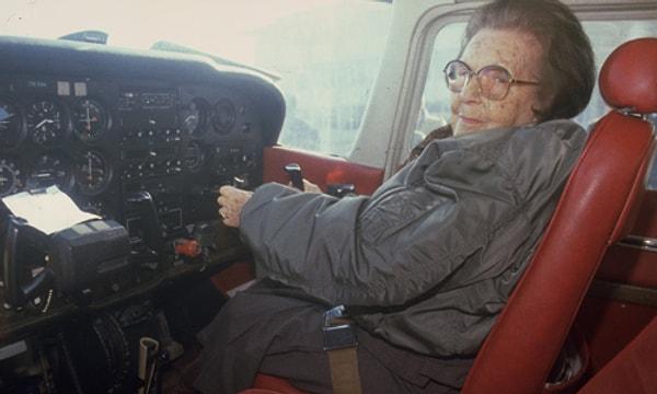 Son uçuşunu 83 yaşındayken Fransız Pilot Daniel Acton eşliğinde Falcon 2000 uçağı ile yaptı.