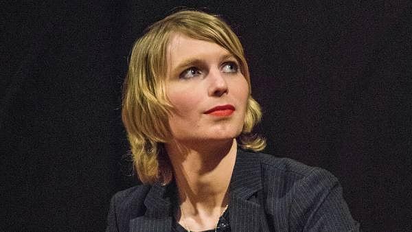 Beraber çalıştığı Chelsea Manning'in WikiLeaks belgelerini sızdırdığı bilgisini FBI ile paylaşmıştı.  Manning bu sebeple 35 yıl hapis cezasına çarptırılmıştı.
