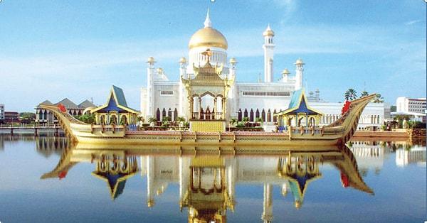 2. Brunei, Güneydoğu Asya'da bulunan küçük ama zengin bir ülkedir.