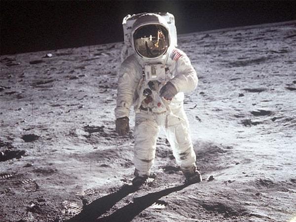 11. Bir insan, Ay'da Dünya'da olduğundan daha ağırdır.