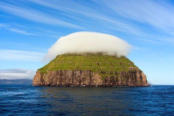 1. Kendi bulutuna sahip küçük bir ada.