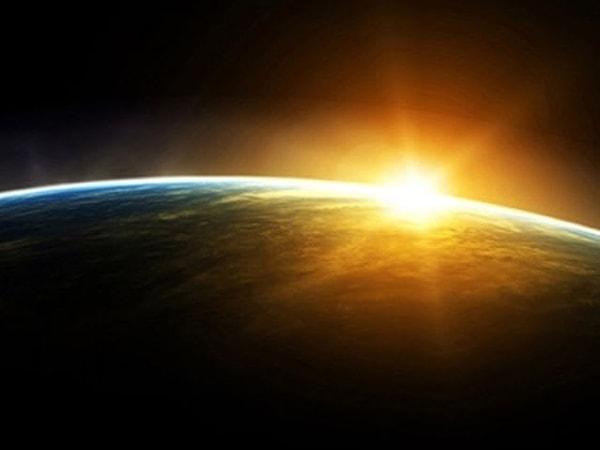2. Güneş'ten gelen ışığın Dünya'ya ulaşması 8 saat sürer.