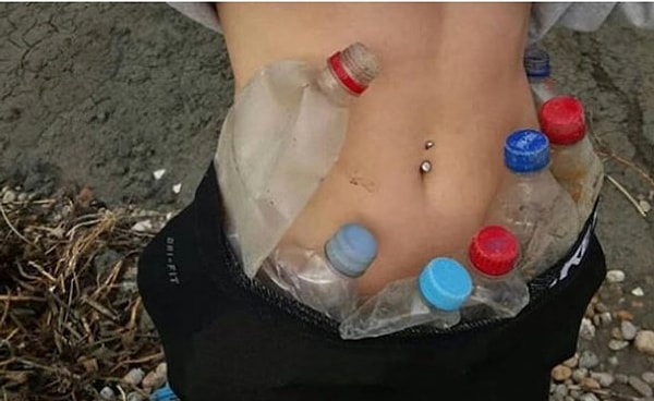 Некоторые пытались просто собрать как можно больше мусора, занимаясь пробежкой вместе с мусорным пакетом. А кто-то старался привлечь больше внимания к проблеме загрязненности, обвешиваясь собранными отходами!