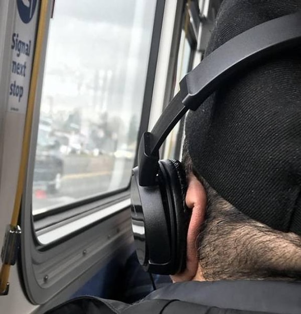 1. Примерно вот такую картину каждый видел в общественном транспорте. И главное, нельзя же просто взять самому и поправить, а так хочется...