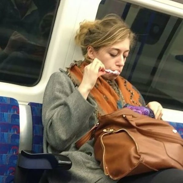 5. Видимо, сильно опаздывает на работу