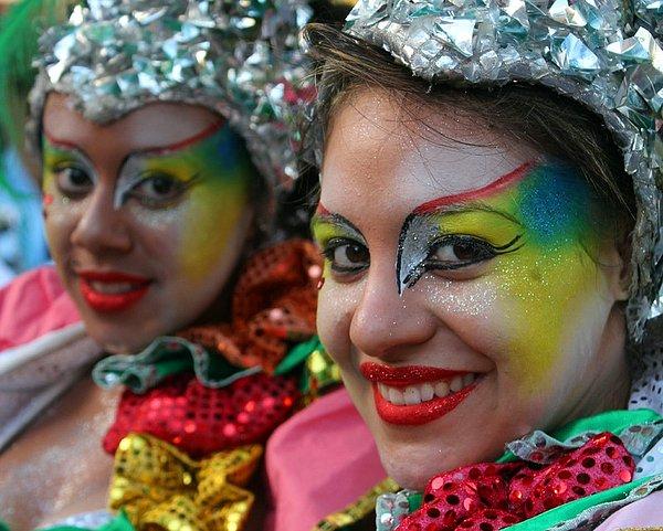 41. Uruguay'ın en ünlü festivallerinden birinde eğlenen vatandaşlar