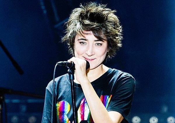 2. Какой группе была посвящена самая первая песня Земфиры?