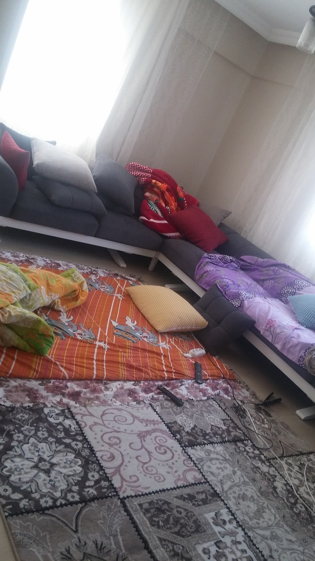 Konu ne olursa olsun herhangi bir anlaşmazlıkta ve tartışmada, evden eşyalarını alıp gitmek yok. Yan oda olabilir, salon olabilir.