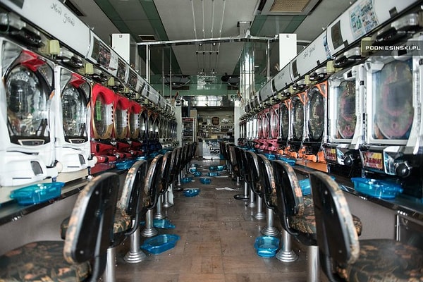 5. Салон с игровыми консолями.