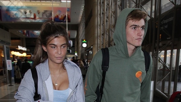 Давайте посмотрим на их личную жизнь! Имя Кайи недавно ассоциировалось с Фентоном Меркеллом, но теперь она, похоже, одна. А Пресли состоит в отношениях с моделью Шарлоттой Д'Алессио.